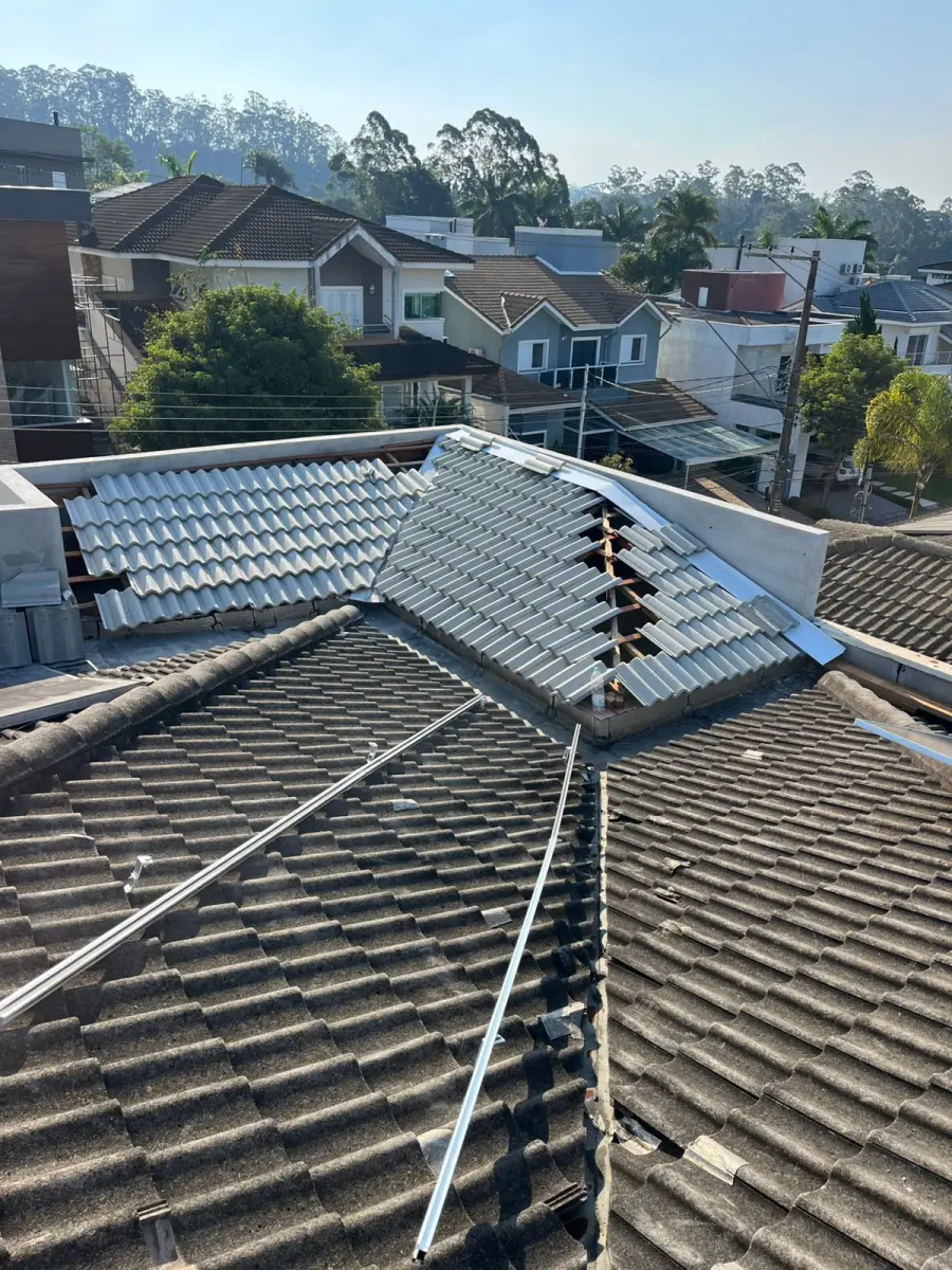 Manutenção de telhado com telhas de concreto