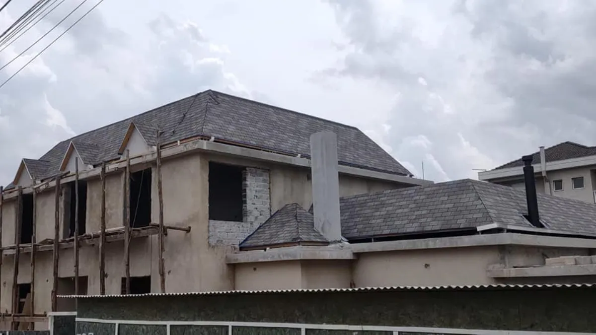 Manutenção de telhado residencial com telhas de concreto