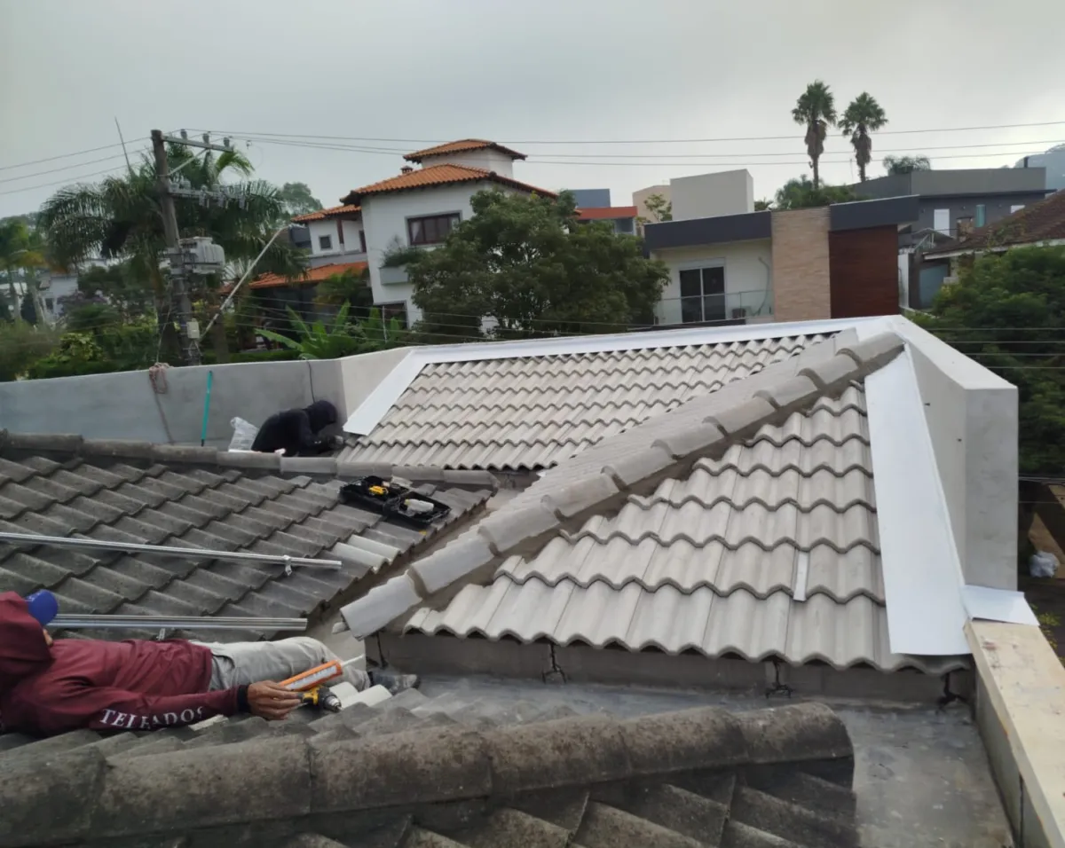 Manutenção de telhado com telhas cerâmicas em residência