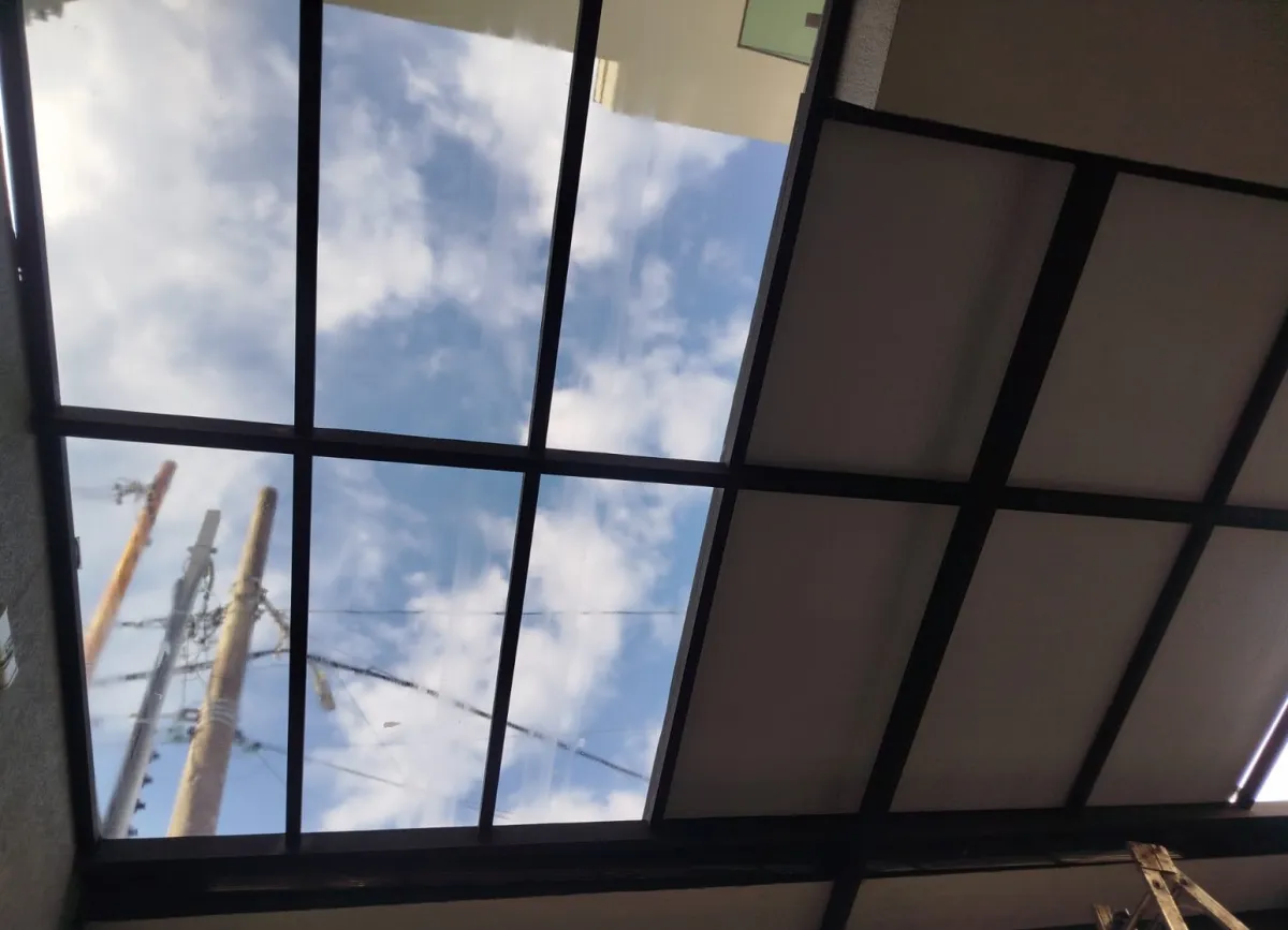 Cobertura translúcida instalada pela Telhados Colonial