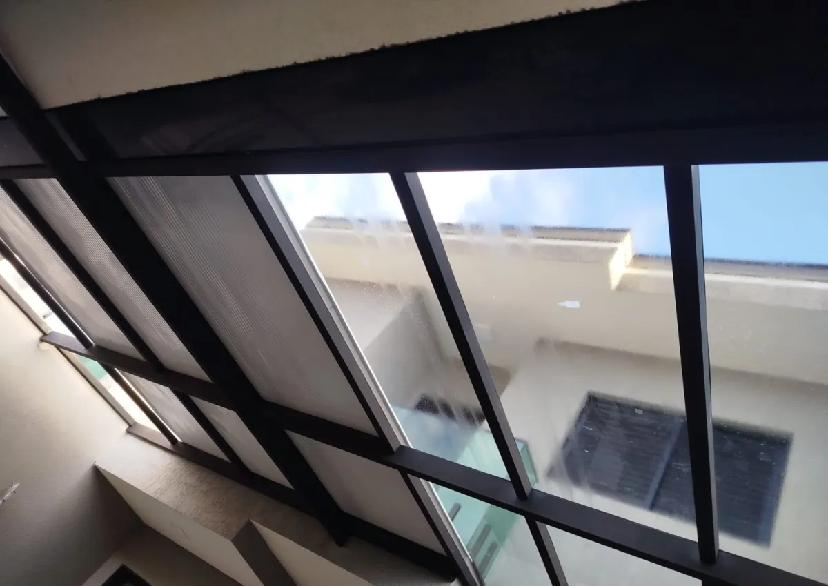Instalação de rufo em telhado residencial