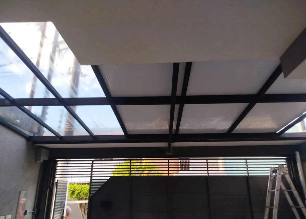 Cobertura de pergolado com estrutura translúcida