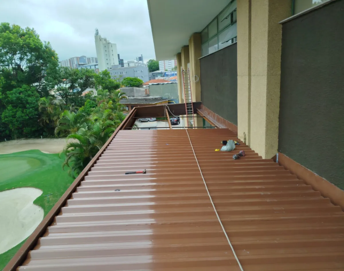 Instalação de telha metálica em edifício comercial