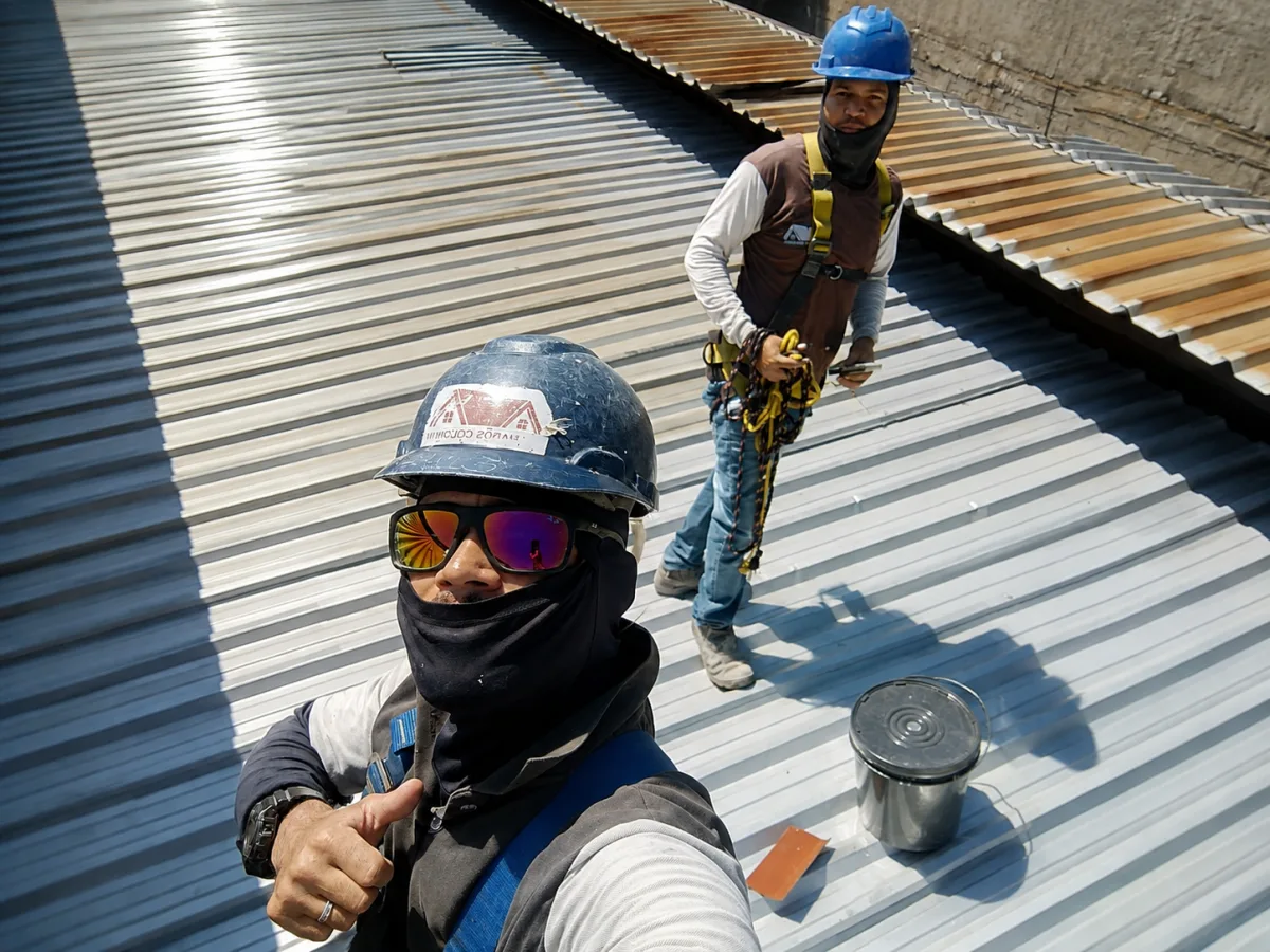 Equipe da Telhados Colonial trabalhando em cobertura metálica industrial